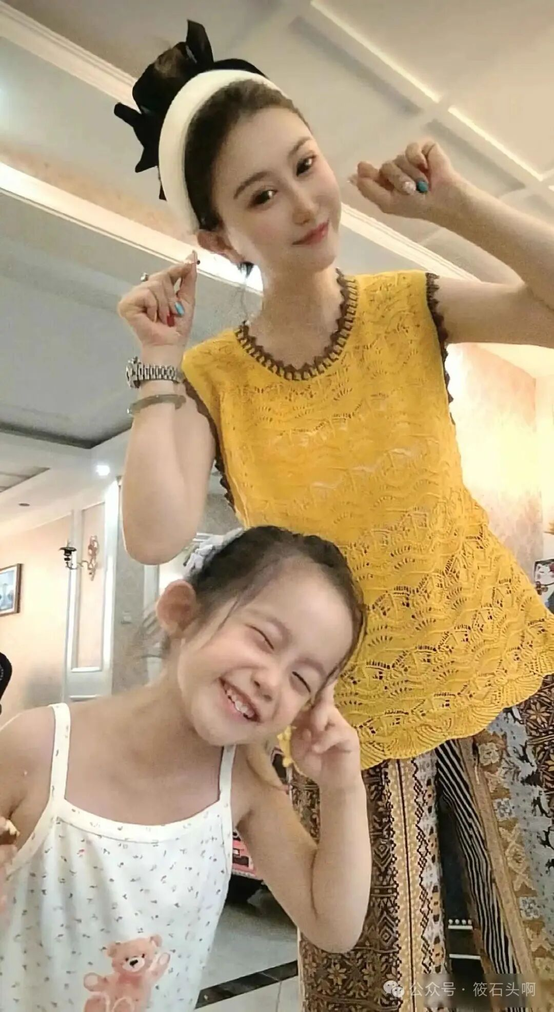 wellbet-网红王炸姐直播时去世！仅39岁，黑色外套像件寿衣，女儿才四岁！