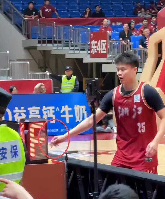 11万+5万！CBA又开重磅罚单，事关浙江男篮，真是屋漏偏逢连夜雨